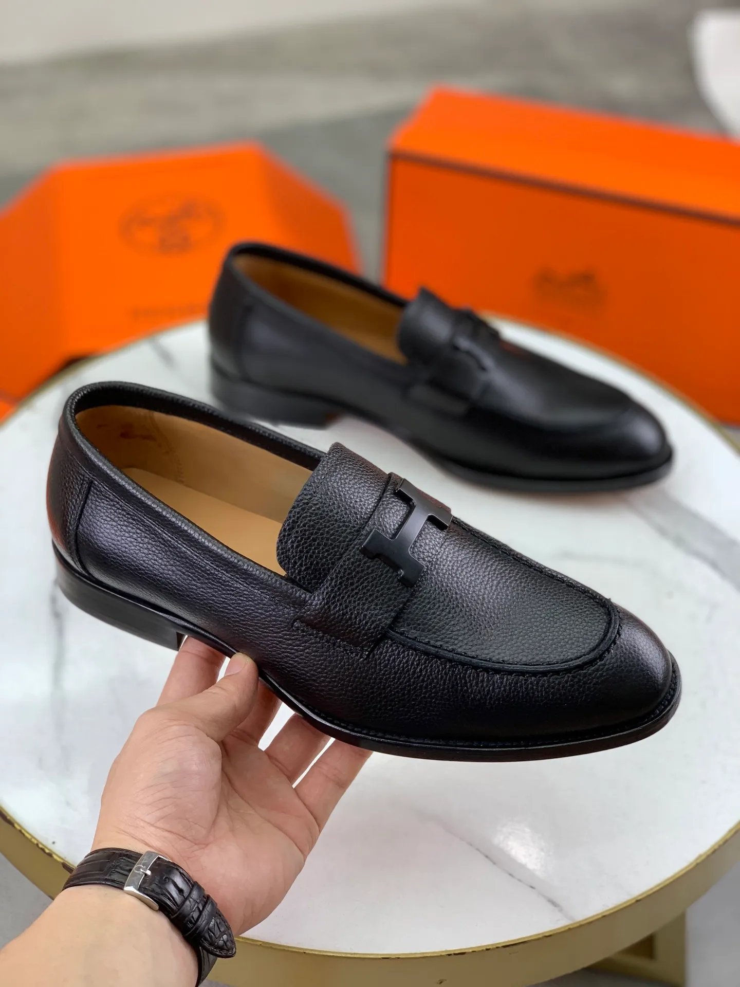 Factory price P980 💰💎💎💎 Original genuine leather outsole Brand: Hermès Grade: Same as the official website Original quality materials: Original soft calfskin Water-dyed cowhide lining Original Italian genuine leather outsole Style categories: Men's fashion Formal casual leather shoes Slip-on men's shoes series Young fashion European and American trends British style Code number: 39-45 (38.46 can be customized)